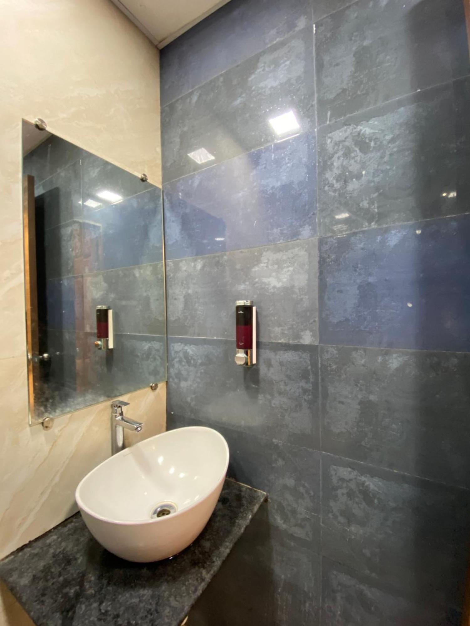 Hotel Blue Wellington - Near Mumbai Airport Exterior foto