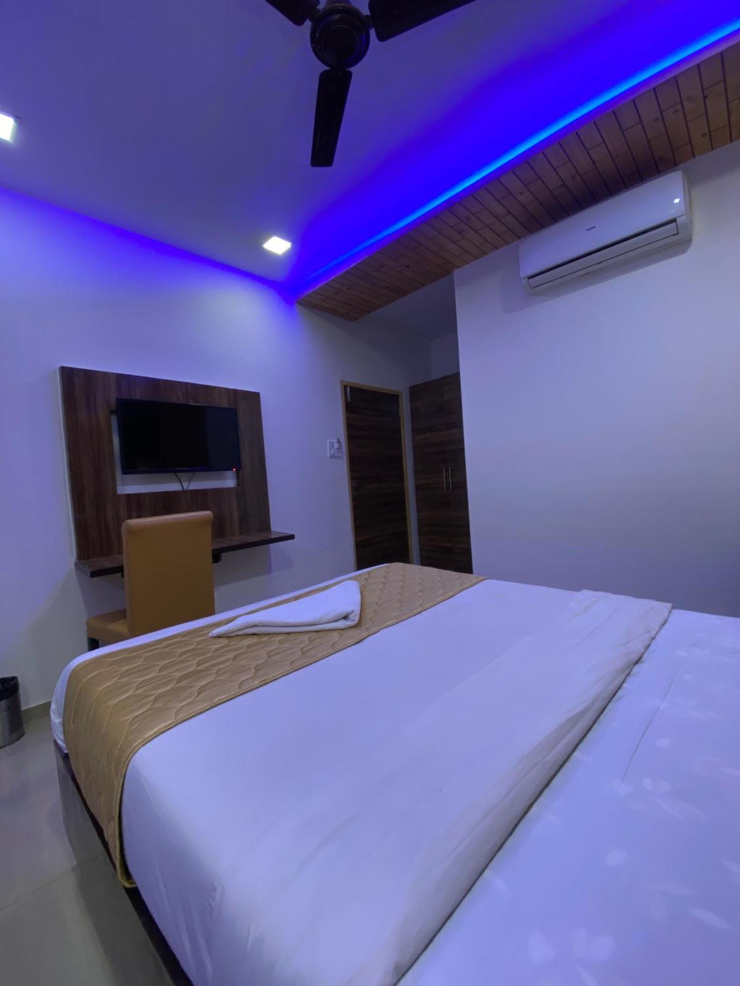 Hotel Blue Wellington - Near Mumbai Airport Exterior foto